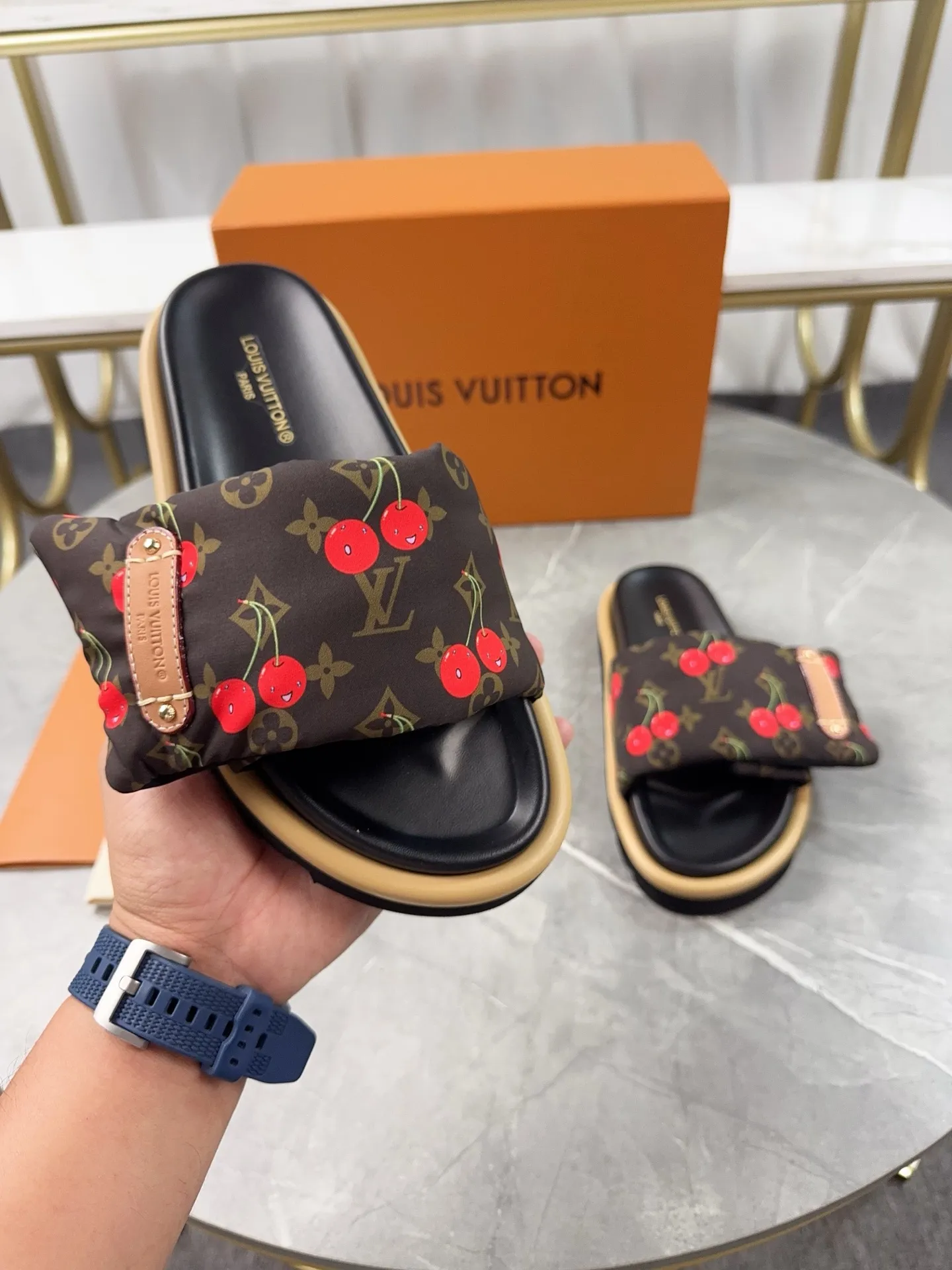 👟👟Ex-factory price 360👟👟 LV Donkey Brand L Family 2025 Hot Style Embossed Logo Embossed Sandals This Pool Pillow Comfort flat sandals are made of technical fabrics and use high-frequency embossing technology to reinterpret the Monogram pattern. Soft padded upper with adjustable Velcro, comfortable and tough insole adds harmonious colors ▪️Fabric: Original customized technical fabric ▪️Lining: soft sheepskin lining ▪️Sole: Original open-molded rubber foam outsole ▪️Size: 35-45